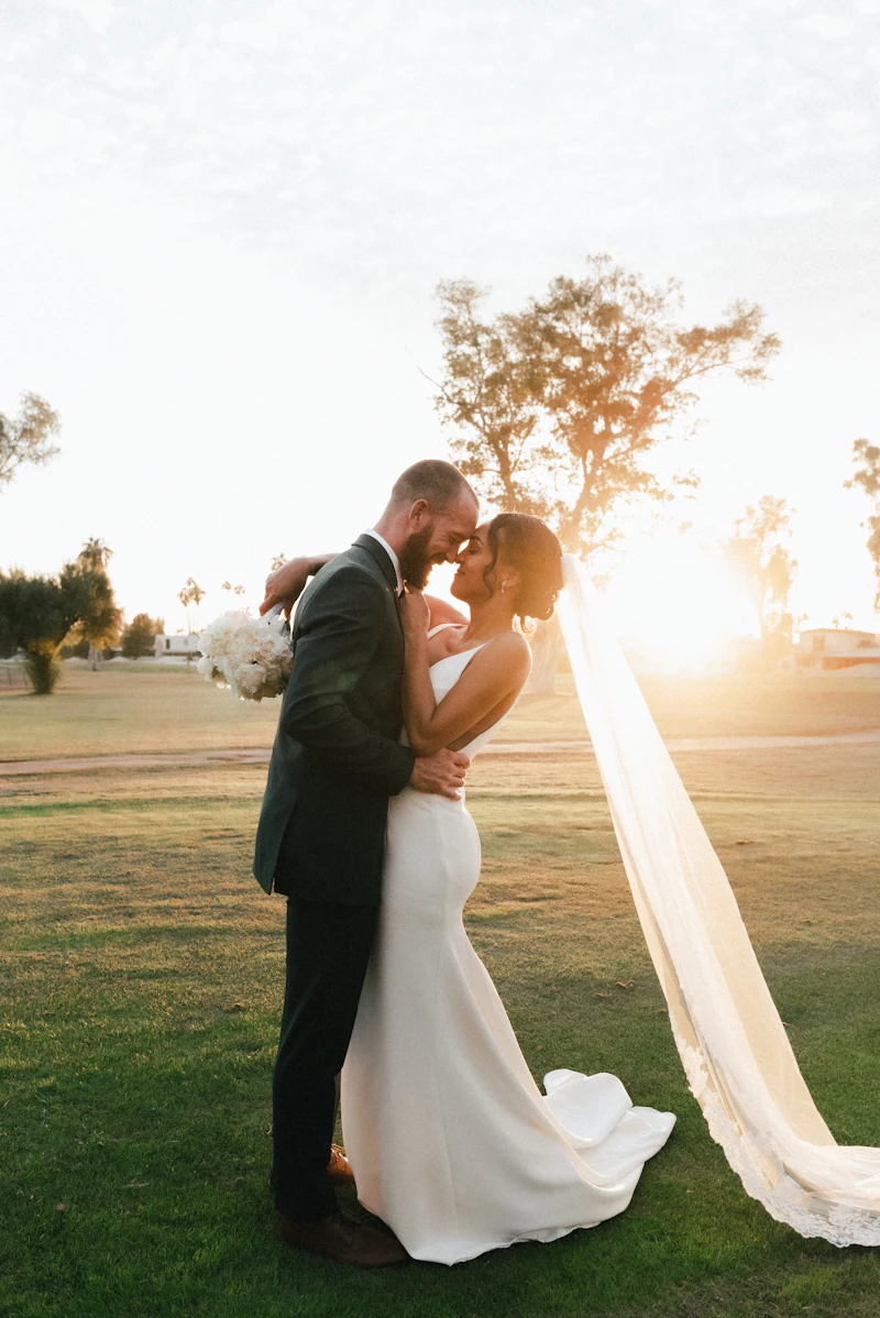 Boho-Hochzeit — Trockenblumen unter freiem Himmel